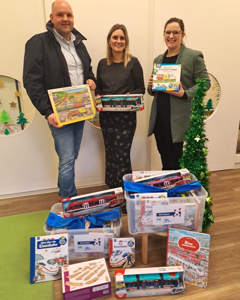 Thomas Schawe, IBL, übergibt Spende an Pia Kramer, Leiterin Kita St. Elisabeth, und Ann-Kathrin Wessels, 1. Vorsitzende des Fördervereins sowie